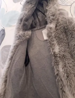 Abrigo gris con pelo y capucha. En perfecto estado