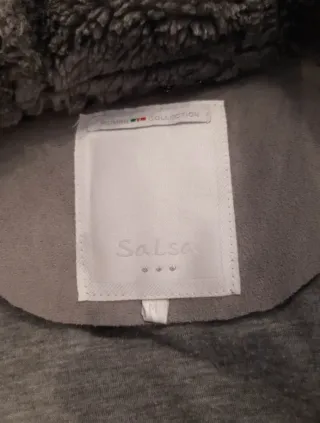 Abrigo gris con pelo y capucha. En perfecto estado