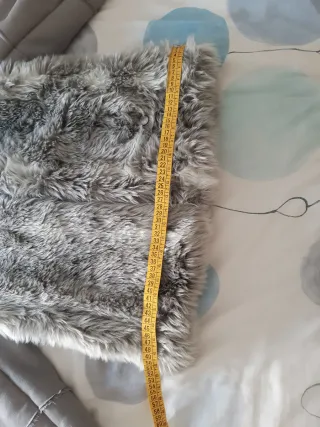 Abrigo gris con pelo y capucha. En perfecto estado