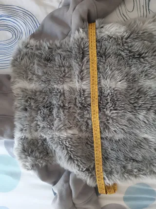 Abrigo gris con pelo y capucha. En perfecto estado