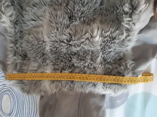 Abrigo gris con pelo y capucha. En perfecto estado