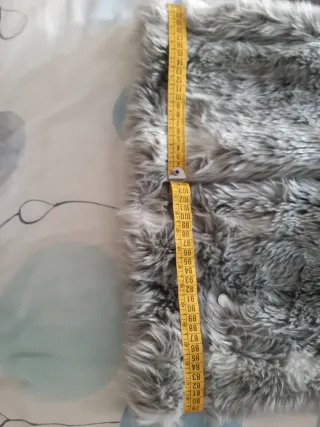 Abrigo gris con pelo y capucha. En perfecto estado