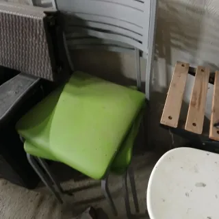 3sillas de metal y plástico