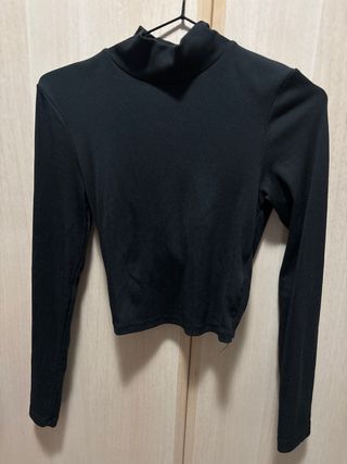 Top negro cuello alto espalda abierta