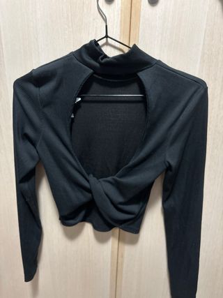 Top negro cuello alto espalda abierta