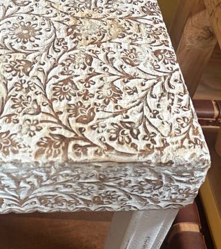 Mesita auxiliar Zara Home tallada