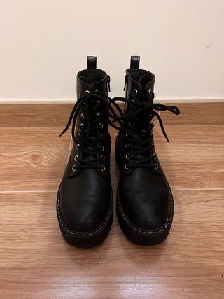 Botas negras con cordones y plataforma