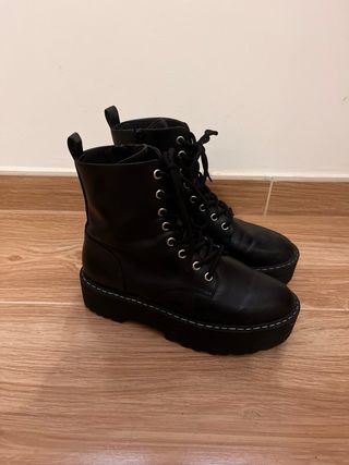 Botas negras con cordones y plataforma