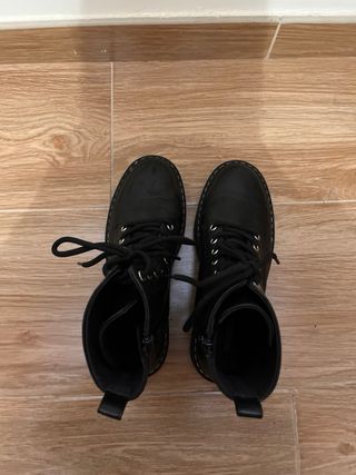 Botas negras con cordones y plataforma