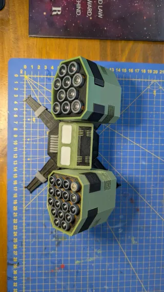 Porta pilas con forma de lanzamisiles