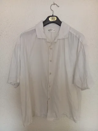 Camisa Pull&Bear Blanca Talla XL y camiseta negra