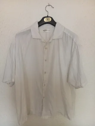 Camisa Pull&Bear Blanca Talla XL y camiseta negra
