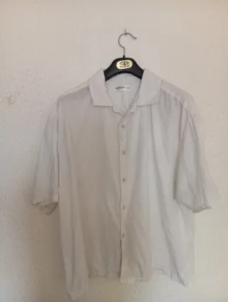 Camisa Pull&Bear Blanca Talla XL y camiseta negra