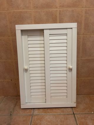 Armario blanco con dos puertas