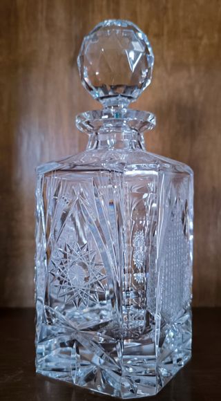 Liquore di vetro intagliato con tappo