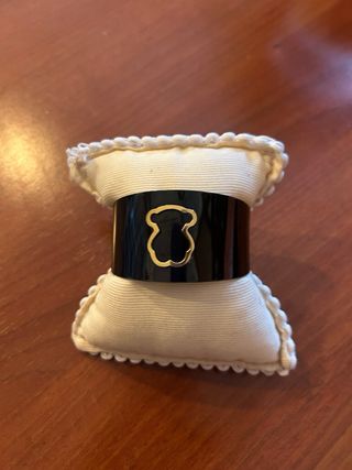 Pulsera Tous le falta la plaquita del lateral .