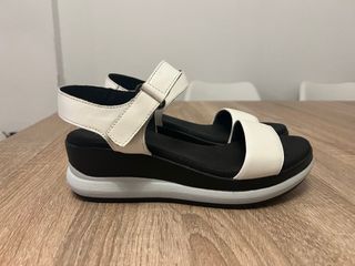 Sandalias cuña mujer blancas y negras