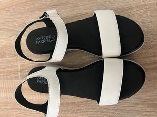 Sandalias cuña mujer blancas y negras