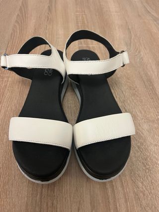 Sandalias cuña mujer blancas y negras