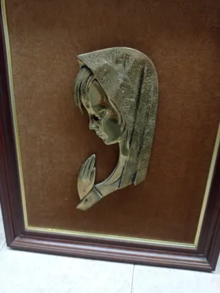 Imagen de bronce de virgen con marco
