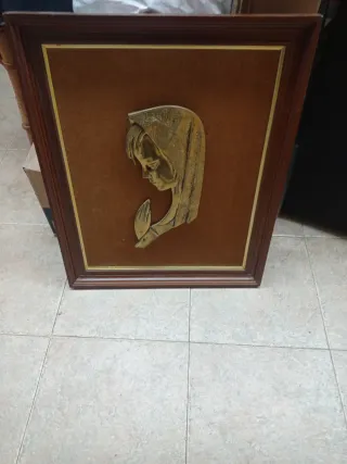 Imagen de bronce de virgen con marco