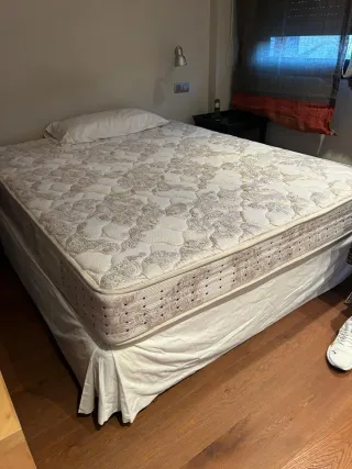 Somier tapizado beige y blanco