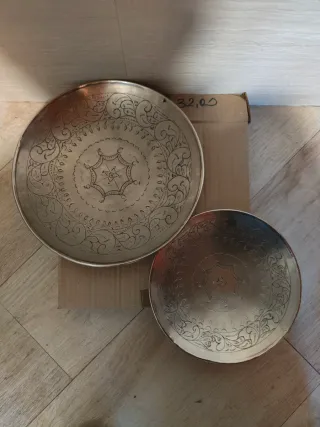 Set 2 piatti metallo decorati