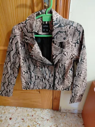 Chaqueta efecto piel estampado serpiente Lefties M