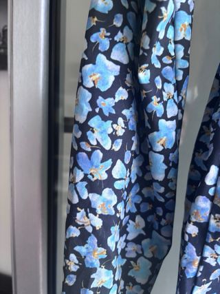 Vestido floral Pull&Bear negro y azul T.XS