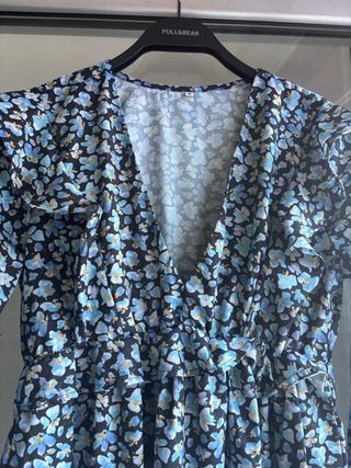 Vestido floral Pull&Bear negro y azul T.XS