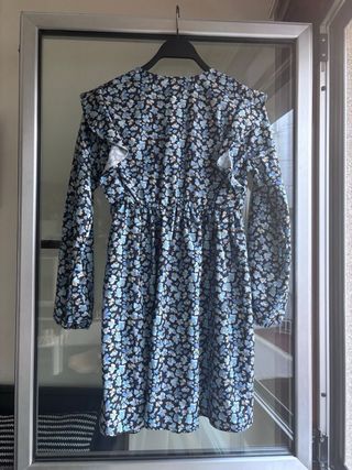 Vestido floral Pull&Bear negro y azul T.XS