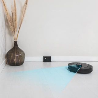 Robot aspirador láser con base de autovaciado