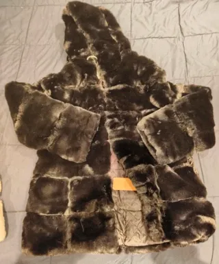 Chaqueta pelo sintético capucha negra