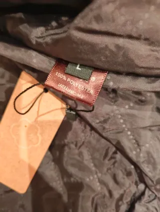 Chaqueta pelo sintético capucha negra