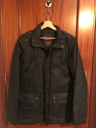 Abrigo hombre negro e impermeable