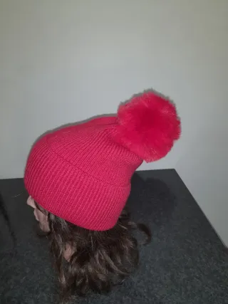 Cappello invernale con pon pon rosso ciliegia