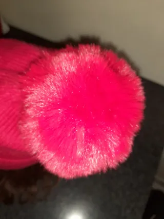 Cappello invernale con pon pon rosso ciliegia