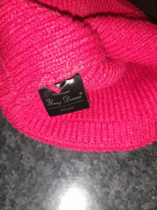 Cappello invernale con pon pon rosso ciliegia