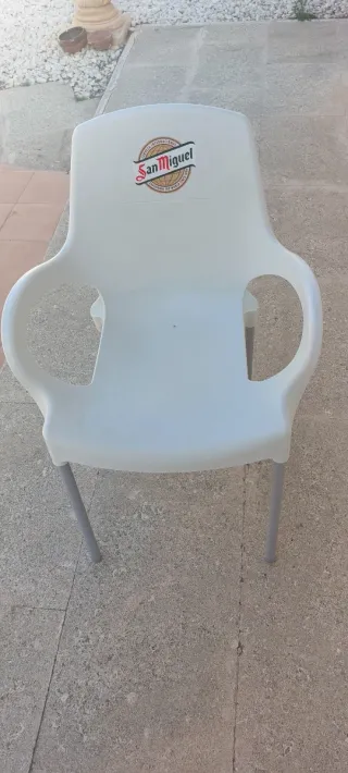 Sillas de terraza de plástico y metal