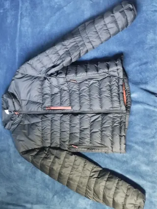 Chaqueta acolchada ligera negra y roja