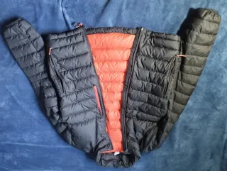 Chaqueta acolchada ligera negra y roja