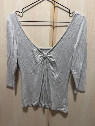 Camiseta gris escote nudo