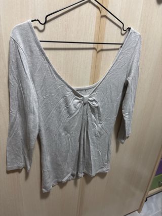Camiseta gris escote nudo