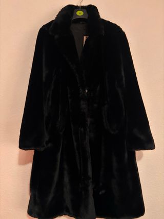 Abrigo pelo negro nuevo.