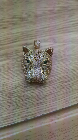 Colgante cabeza de leopardo con circonitas