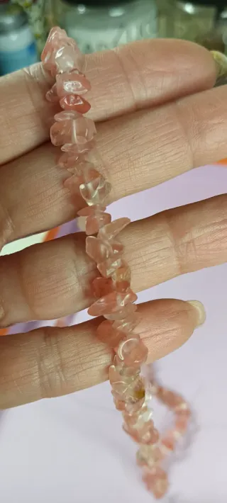 Filo di pezzetti di quarzo rosa