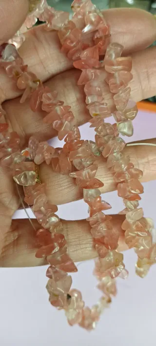 Filo di pezzetti di quarzo rosa