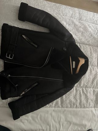 Abrigo negro de borrego