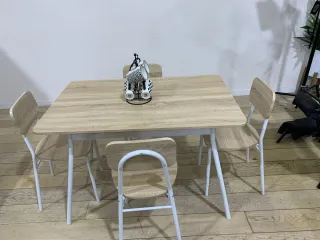 Mesa de comedor con 4 sillas