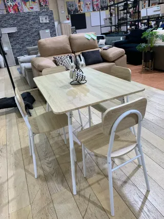 Mesa de comedor con 4 sillas
